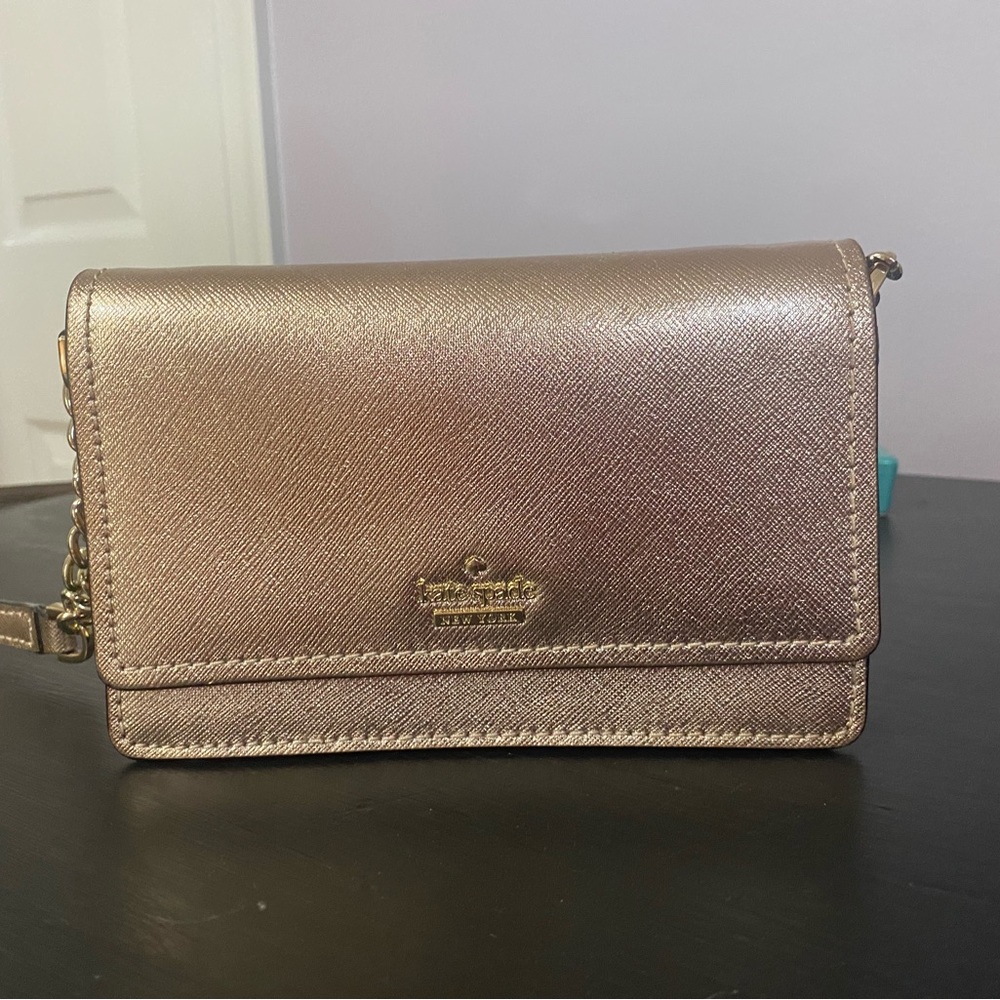 NWOT Kate Spade mini crossbody with chain link detail.